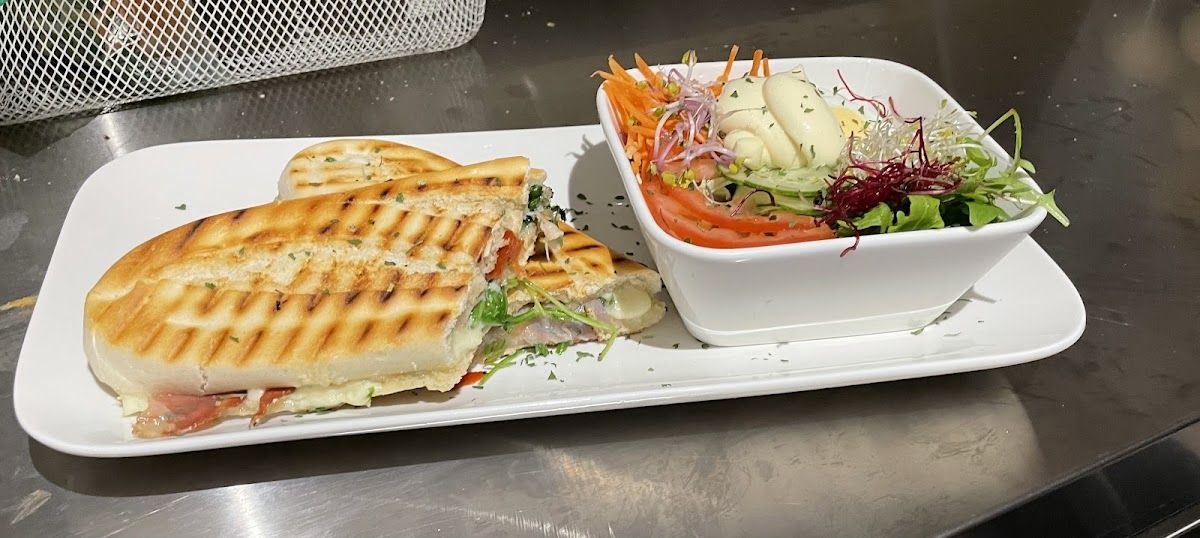 Gegrilde panini met verse salade bij Lekkers & Babbels