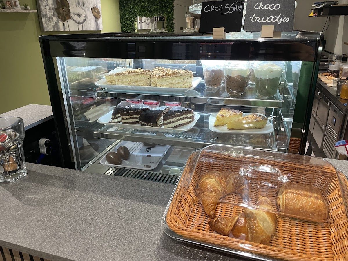 Toonbankdisplay met taarten en croissants bij Lekkers & Babbels in Scherpenheuvel